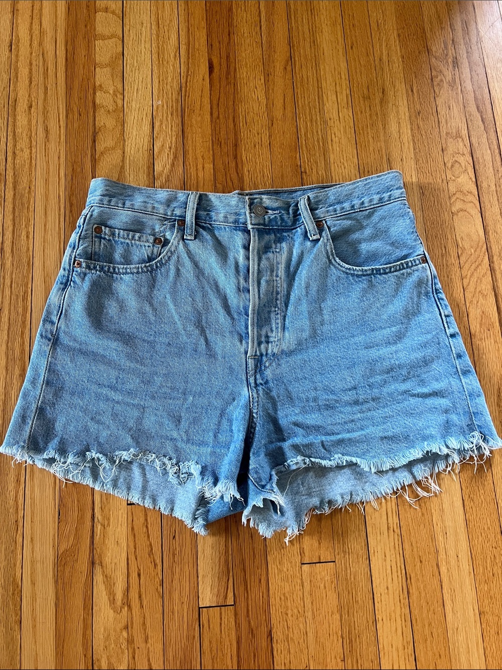 Levi’s distressed ribcage denim shorts size 30